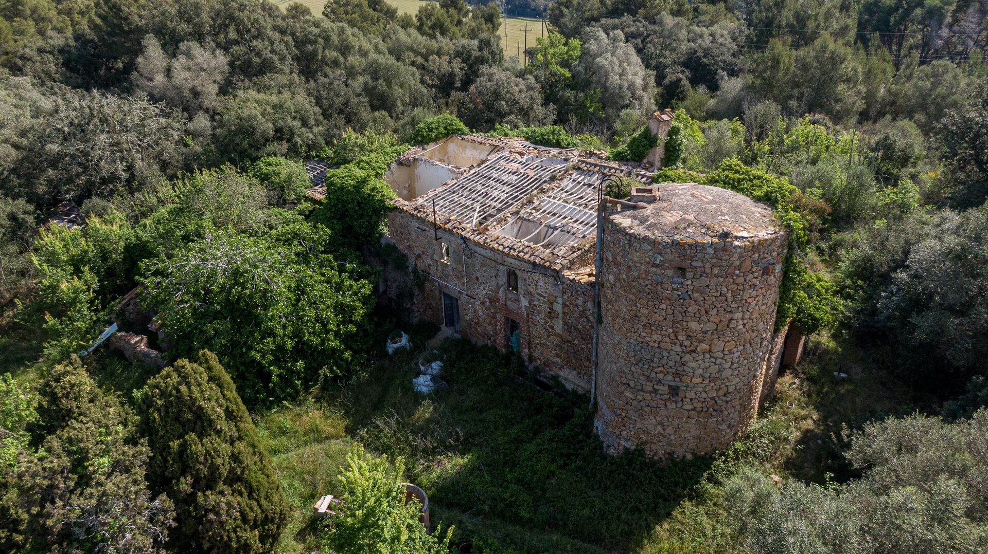 36ha Land direkt am Meer mit 5 großen Steingebäuden zu verkaufen
