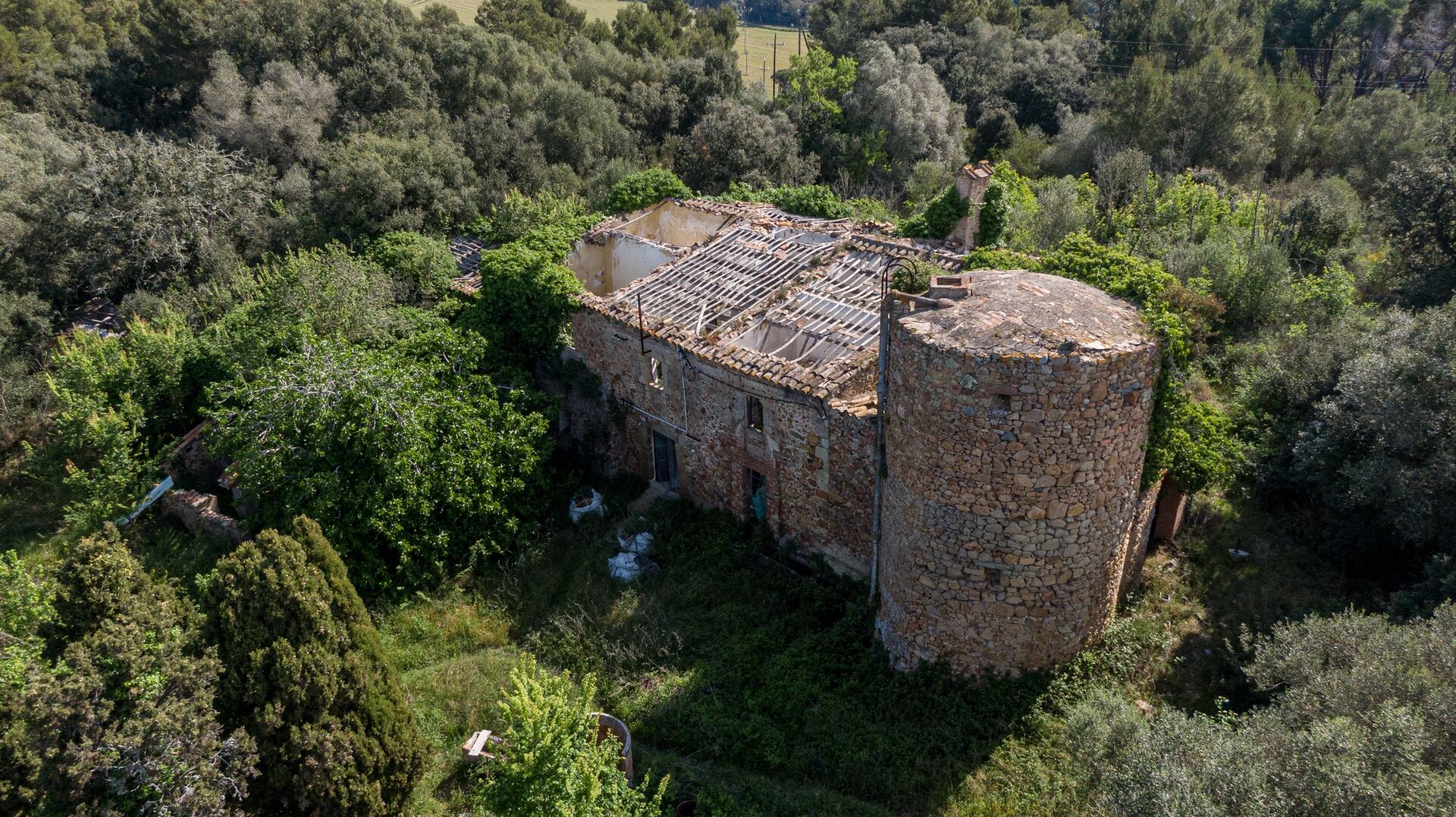 36ha de terrain en front de mer avec 5 grands bâtiments en pierre à vendre