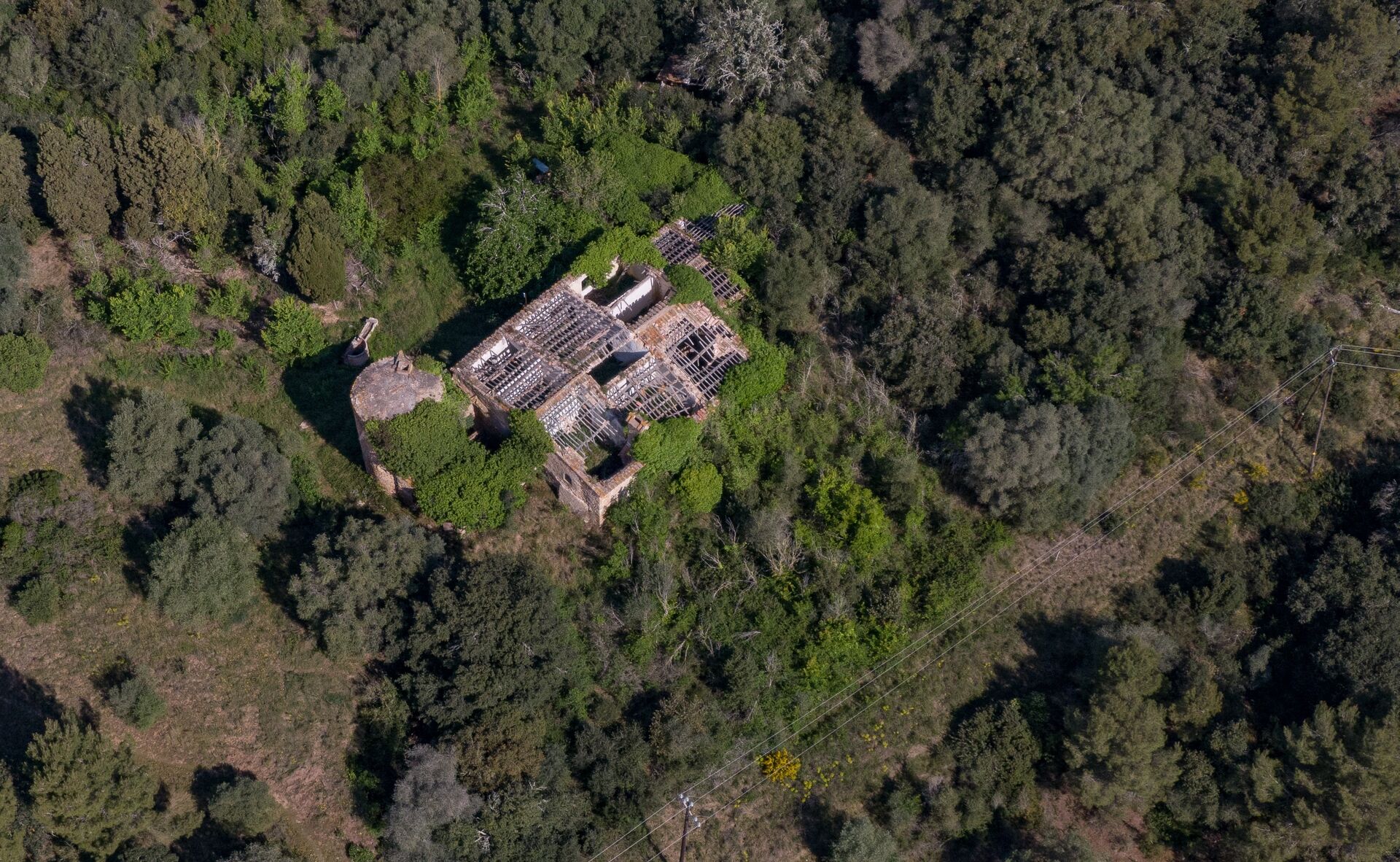 36ha Land direkt am Meer mit 5 großen Steingebäuden zu verkaufen