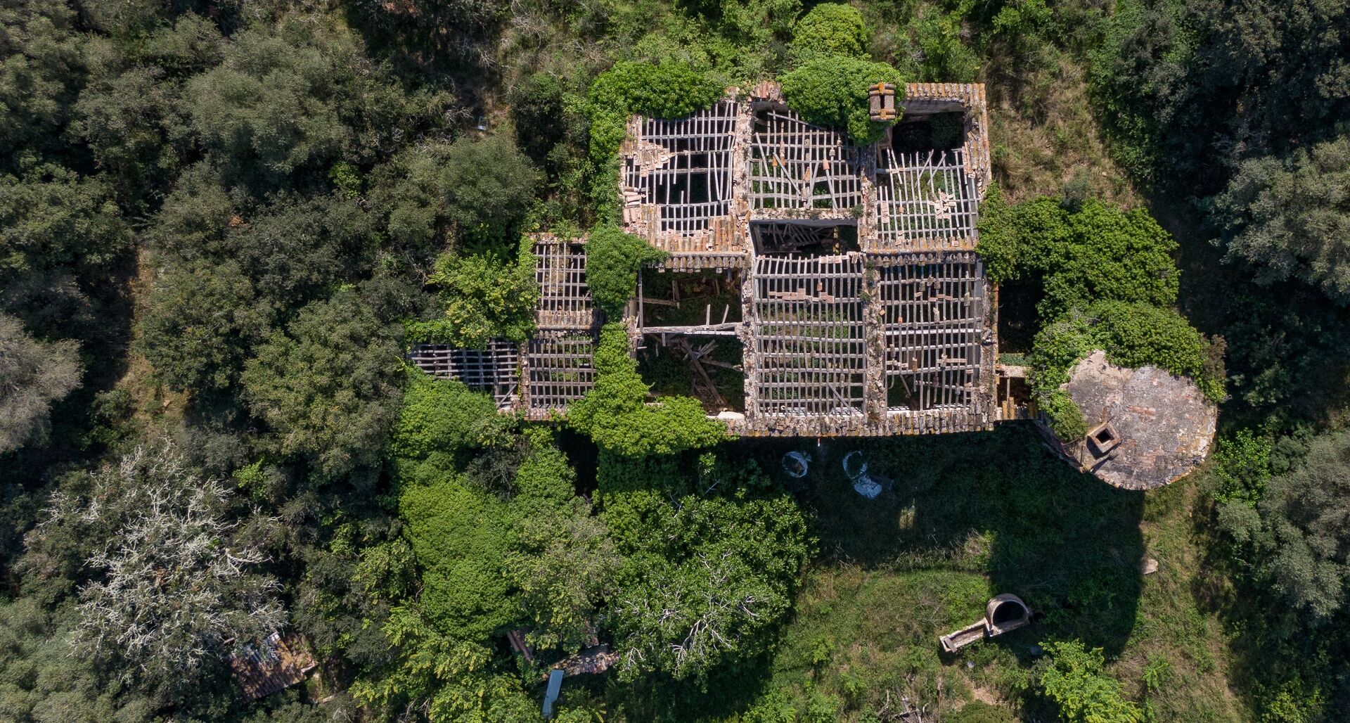 36ha Land direkt am Meer mit 5 großen Steingebäuden zu verkaufen