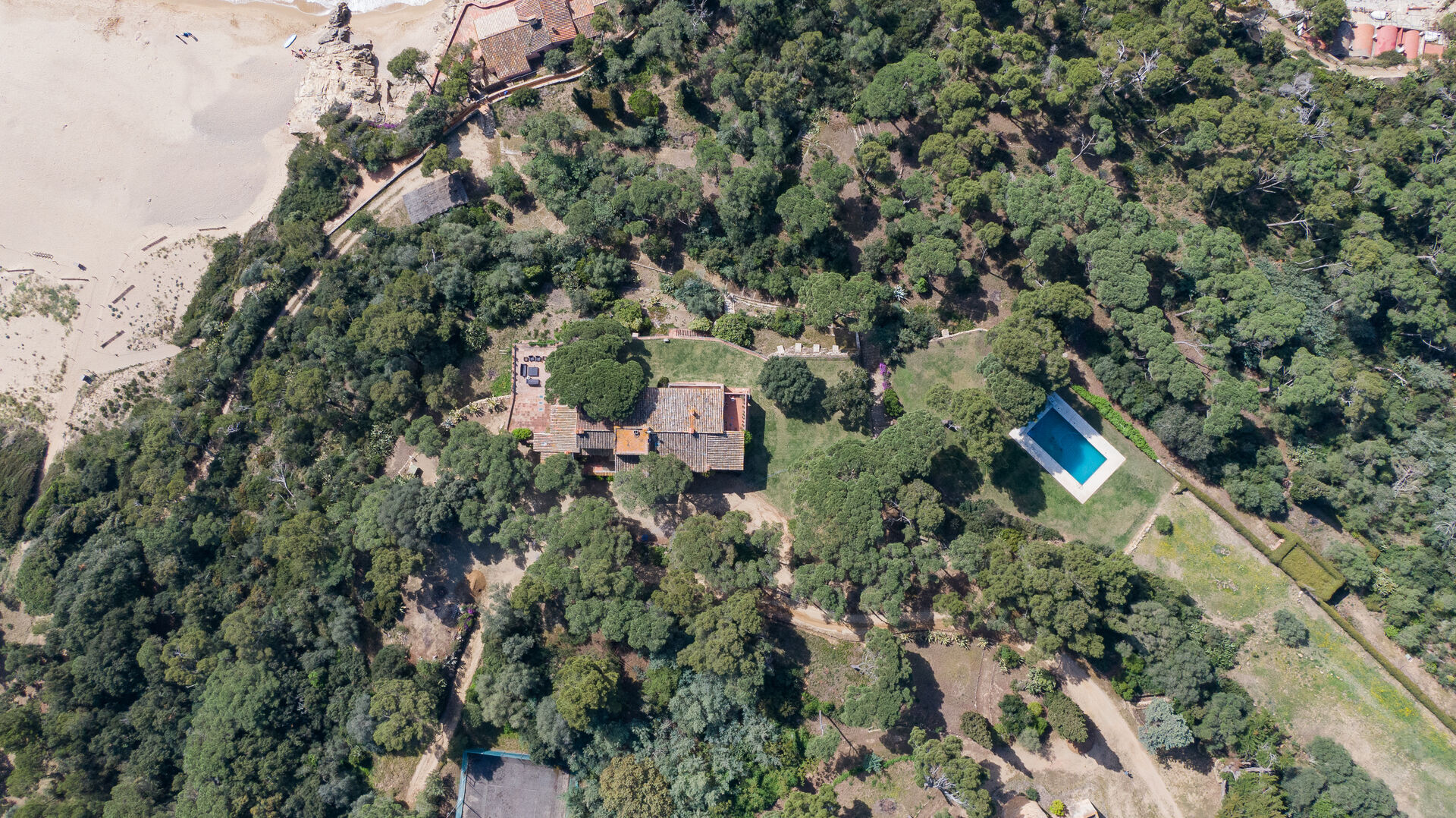 36ha de terreny davant del mar amb 5 grans edificis de pedra en venda